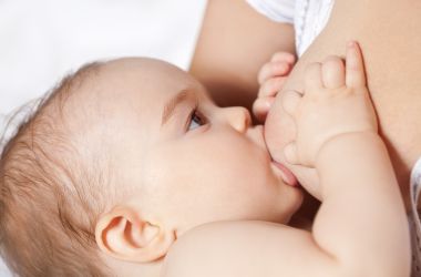 Bimbo in allattamento